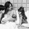 Sabrina Sato também compartilhou um clique fofo amamentando a filha, Zoe, com os sobrinhos, Manuela e Felipe, por perto