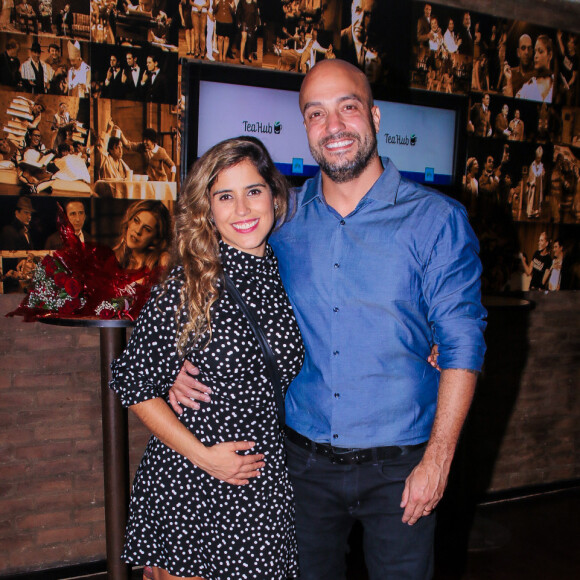 Grávida, Camilla Camargo posa com a mão na barriga em foto com o marido, Leonardo Lessa