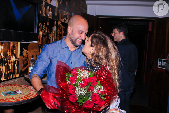 Camilla Camargo conversa com o marido, Leonardo Lessa, após estreia de peça em São Paulo