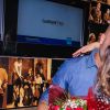 Camilla Camargo e o marido, Leonardo Lessa, se beijam em teatro
