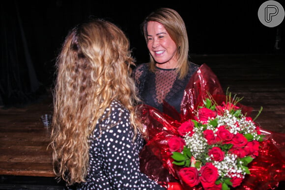 Zilu Camargo entregou um buquê de flores para a filha Camilla, grávida de seu primeiro filho
