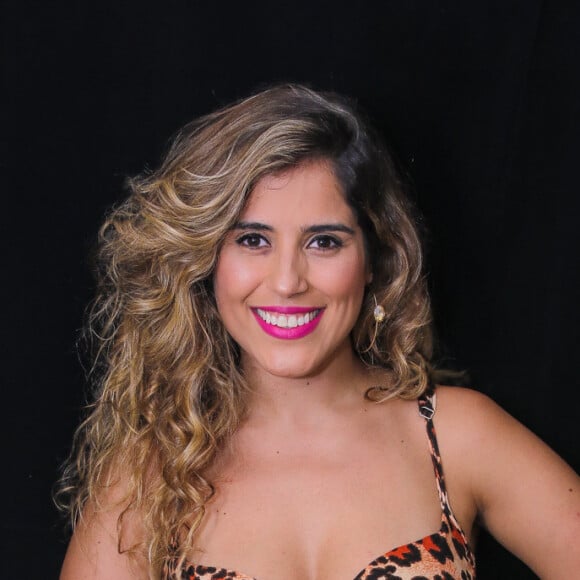 Camilla Camargo usou um figurino com animal print em cena