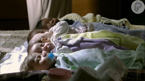 Os bebês observados por Wanda (Totia Meirelles) em 'Salve Jorge'