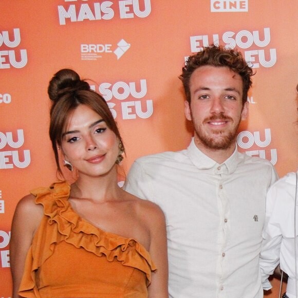 Giovanna Lancellotti apostou no coque alto e na blusa de um ombro só para deixar a maquiagem iluminada em destaque