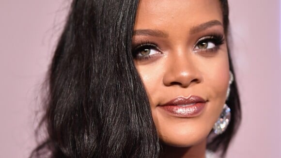 Rihanna processa o pai e o acusa de lucrar com uso de sua marca sem autorização