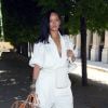 Rihanna, eleita a nona celebridade mais influente do mundo da moda, acusa a empresa de agendar shows sem sua consulta.