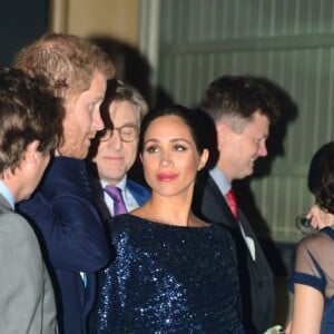 Megha Markle e Príncipe Harry ficaram de mãos dadas em boa parte da apresentação beneficente do Cirque du Soleil