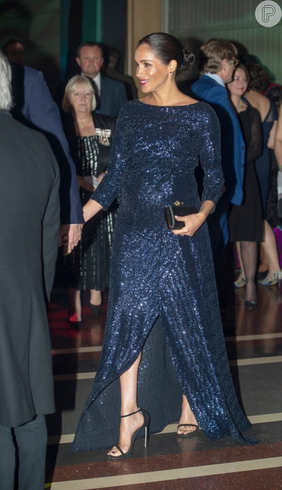 Meghan Markle escolheu um vestido com lantejoulas azul-marinho Roland Mouret