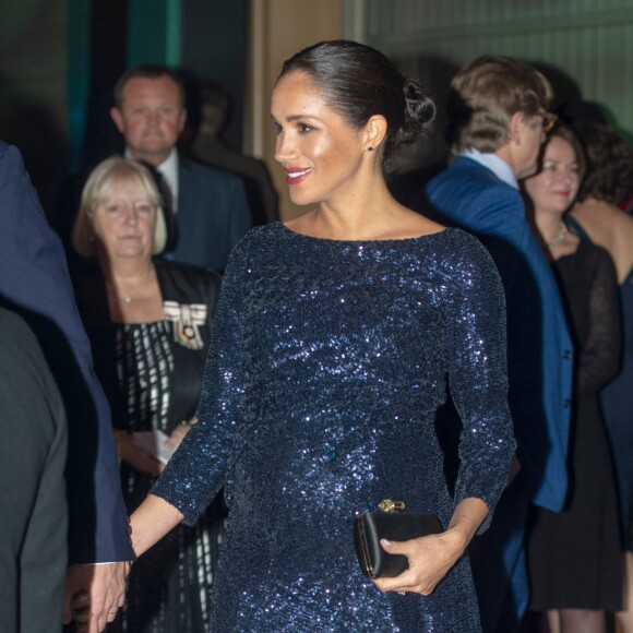 Meghan Markle escolheu um vestido com lantejoulas azul-marinho Roland Mouret