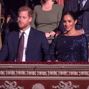 Com look inspirado em Diana, Meghan Markle quebra protocolo com Harry em espetáculo beneficente na quarta-feira, dia 17 de janeiro de 2019