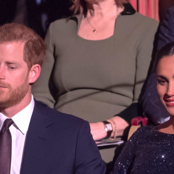 Com look inspirado em Diana, Meghan Markle quebra protocolo com Harry em espetáculo beneficente na quarta-feira, dia 17 de janeiro de 2019