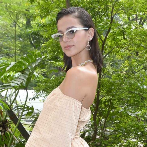 'Mesmo fazendo parte desse meio e sabendo que 90 % da beleza que a gente vê sai com a água e sabão, eu me comparava e sofria muito', disse Bruna Marquezine