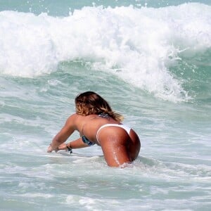 Giulia Costa é vista com frequência nas praias do Rio