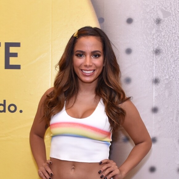 Anitta fez ensaio de carnaval neste fim de semana no Rio e viu seu amigo Nego do Borel ser vaiado ao subir no palco