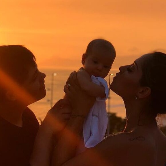 Mayra Cardi compartilhou foto ao lado dos filhos, Lucas, de 18 anos, e Sophia, de 2 meses, e fez reflexão nesta segunda-feira, 21 de janeiro de 2019: 'Se não houver amanhã será que você está pronto?'