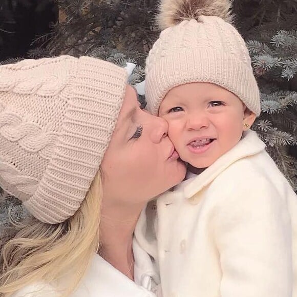 Eliana combinou roupa com a filha, Manuela, de 1 ano, durante viagem por Aspen, nos EUA