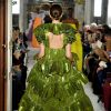 Valentino Spring Summer 2019 na Paris Fashion Week: brilho metalizado no vestido exuberante