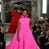 Desfile Valentino na Primavera / Verão da Semana de Moda de Paris: volume no vestido pink