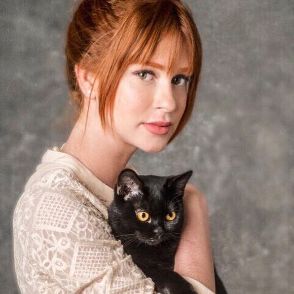 Marina Ruy Barbosa postou com um gatinho e internauta citou personagem de Eduardo Moscovis na novela 'O Sétimo Guardião': 'León vai ficar com ciúmes'