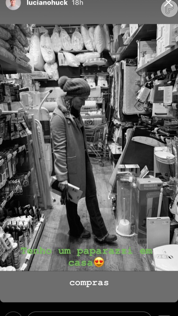 Luciano Huck fotografou a mulher, Angélica, fazendo compras em viagem