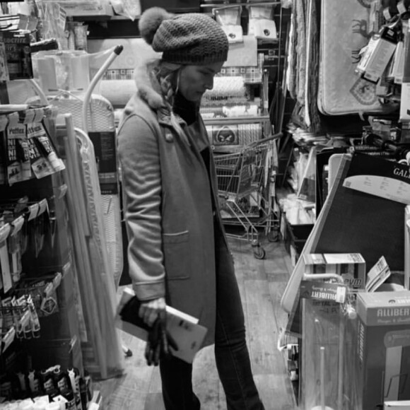 Luciano Huck fotografou a mulher, Angélica, fazendo compras em viagem