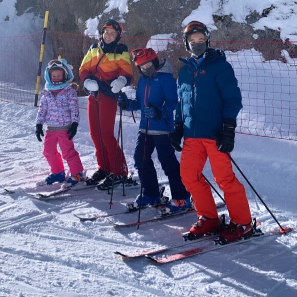 Angélica esquiou com os filhos, Joaquim, Eva e Benício, em viagem nesta segunda-feira, 28 de janeiro de 2018