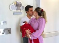 Luma Costa segura filho recém-nascido e ganha beijo do marido: 'Apaixonados'