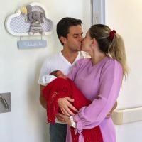 Luma Costa segura filho recém-nascido e ganha beijo do marido: 'Apaixonados'