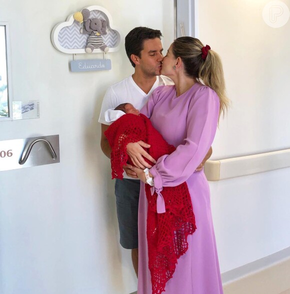 Luma Costa deixou a maternidade com o filho recém-nascido no colo e ganhou um beijo do marido, Leonardo Martins
