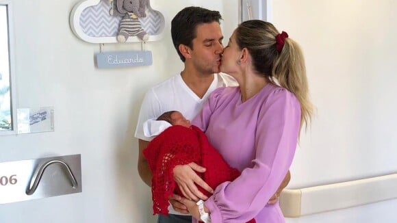 Luma Costa segura filho recém-nascido e ganha beijo do marido: 'Apaixonados'