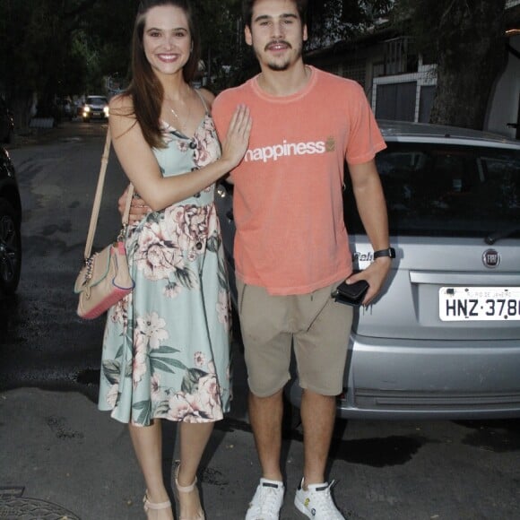 Juliana Paiva e Nicolas Prattes se reúnem com parte do elenco de 'O Tempo Não Para' para despedida em restaurante localizado no Recreio dos Bandeirantes, zona oeste do Rio de Janeiro, na noite desta segunda-feira, 28 de janeiro de 2019