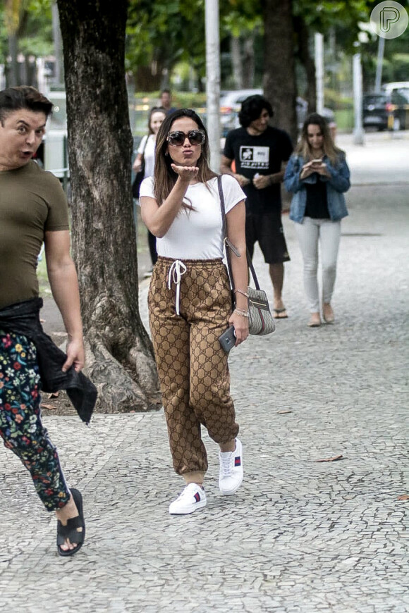 Logomania é tendência na moda: Anitta com calça Gucci