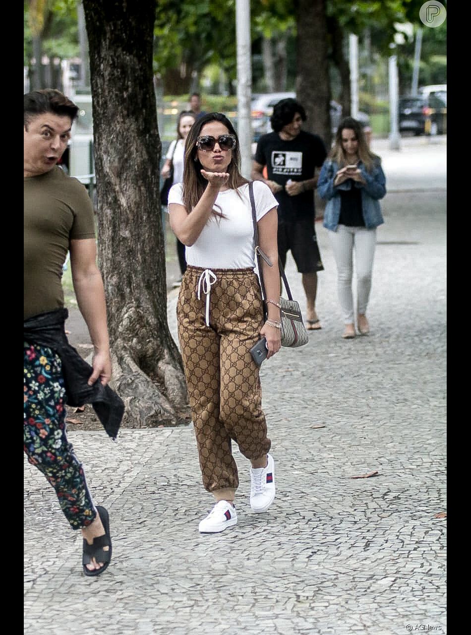 anitta de calça jeans