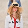 Logomania na moda: cardigan + cinto na passarela de Chanel