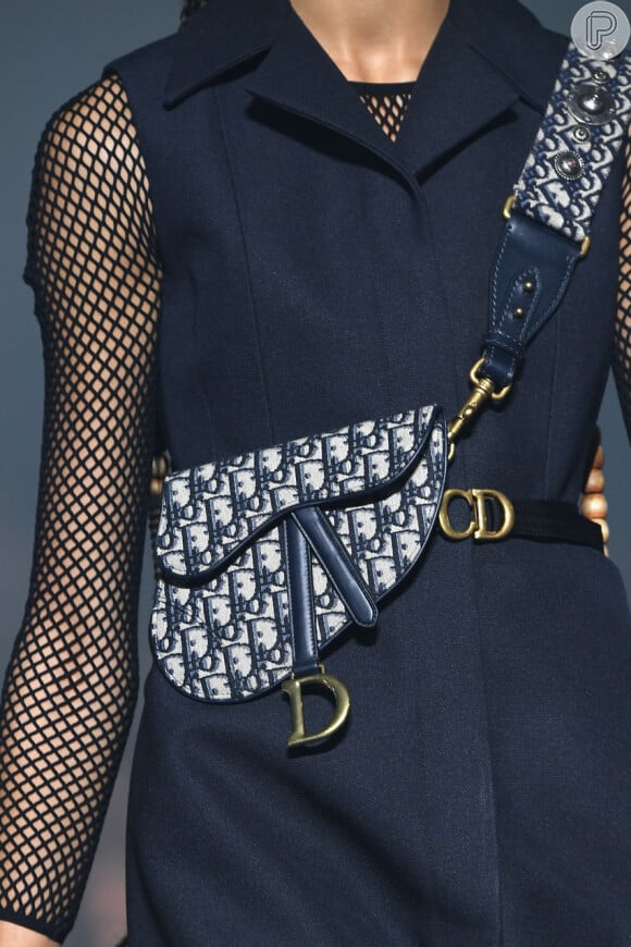 Logomania na moda: Saddle Bag, da Dior + cinto