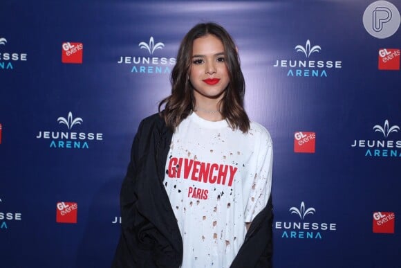 Logomania, a febre das logomarcas entre as famosas, Bruna Marquezine veste t-shirt Givenchy