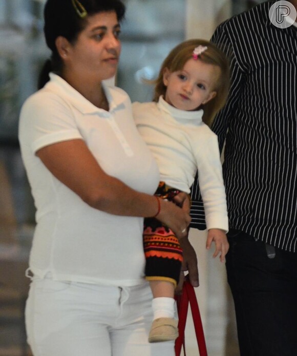 Pequena Eva é flagrada com babá em um shopping na Zona Norte do Rio de Janeiro