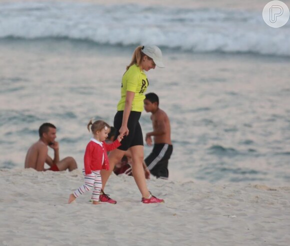 Angélica não nega sua paixão e apego pela filha mais nova, Eva. Na foto, a apresentadora aparece em passeio com a filha em praia no Rio de Janeiro