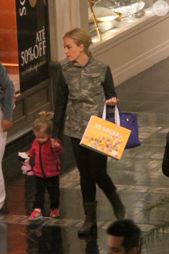 Sempre cheia de estilo, a pequena Eva caminha pelo shopping com sua mãe, Angélica
