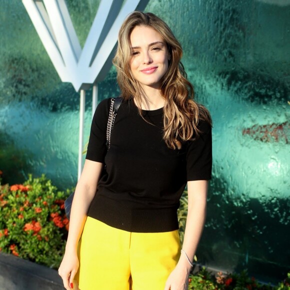 Isabelle Drummond apostou no short amarelo como um ponto de cor no look na estreia da novela 'Verão 90'