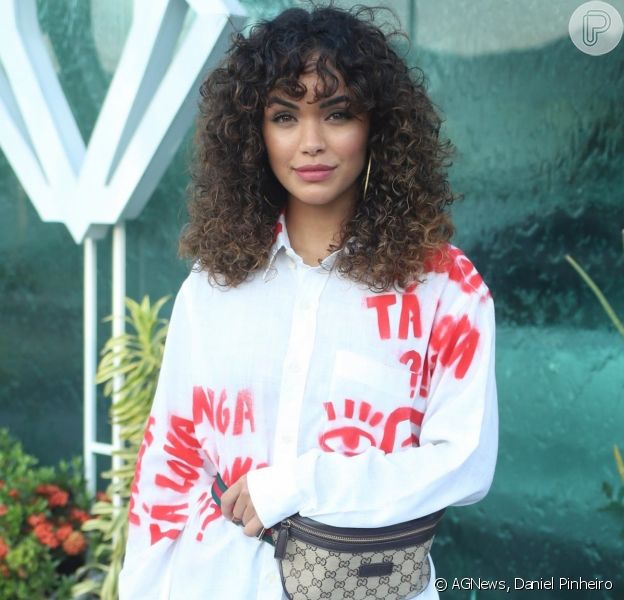Giovana Cordeiro apostou na camisa como vestido e na sandália animal print na estreia da novela 'Verão 90'