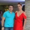 Cores vibrantes: Claudia Raia apostou no vestido longo vermelho bem intenso para a estreia de 'Verão 90'