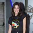 Rock and Roll: Camila Queiroz apostou no look todo preto com t-shirt estampada na estreia da novela 'Verão 90'