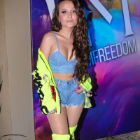 Larissa Manoela elege look com jeans e neon para festa de 18 anos. Fotos!
