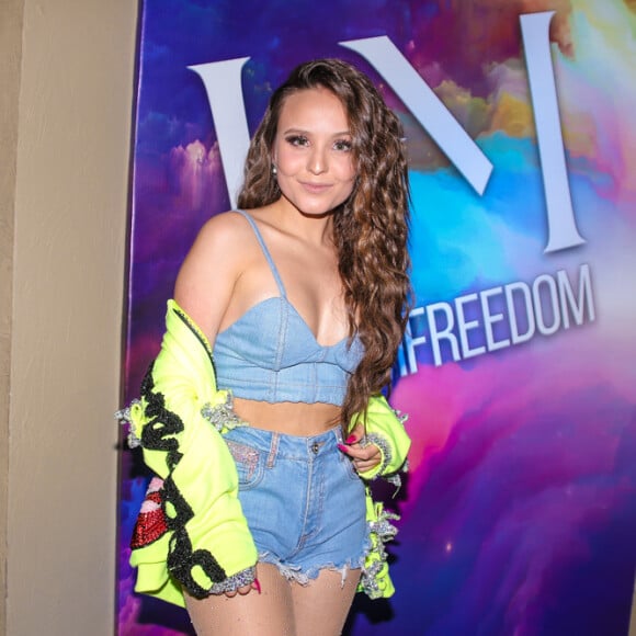 Larissa Manoela elege look cheio de personalidade para a festa de 18 anos