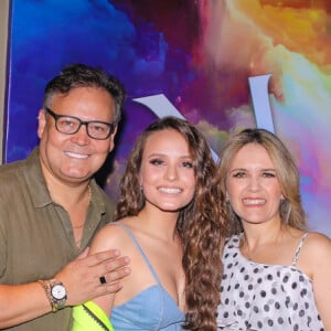 Larissa Manoela posou com os pais, Silvana e Gilberto, antes de entrar na festa