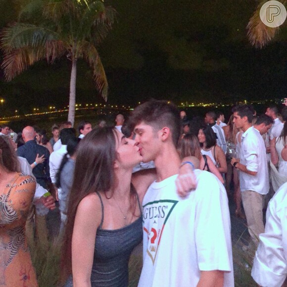 João Guilherme postou foto dando beijo em namorada, Jade Picon