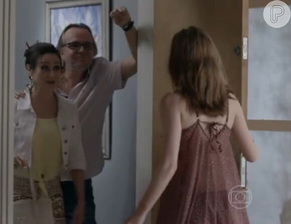 Maria Isis (Marina Ruy Barbosa) vai correndo contar para os pais a novidade e eles realmente ficam decepcionados com a cláusula que José Alfredo (Alexandre Nero) impôs