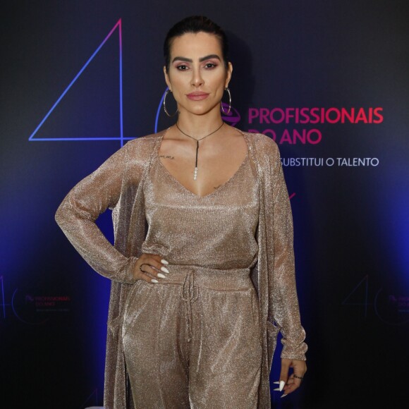 Cleo rebateu críticas após postar foto de maiô fio-dental no Instagram