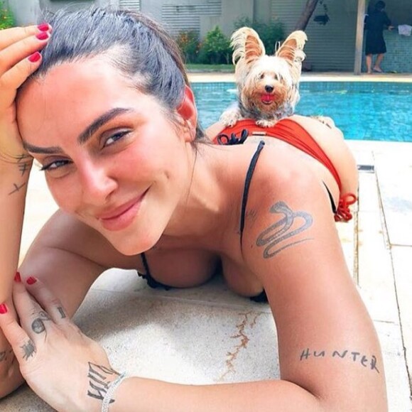 Cleo deixa expostas as diversas tatuagens espalhadas pelo corpo